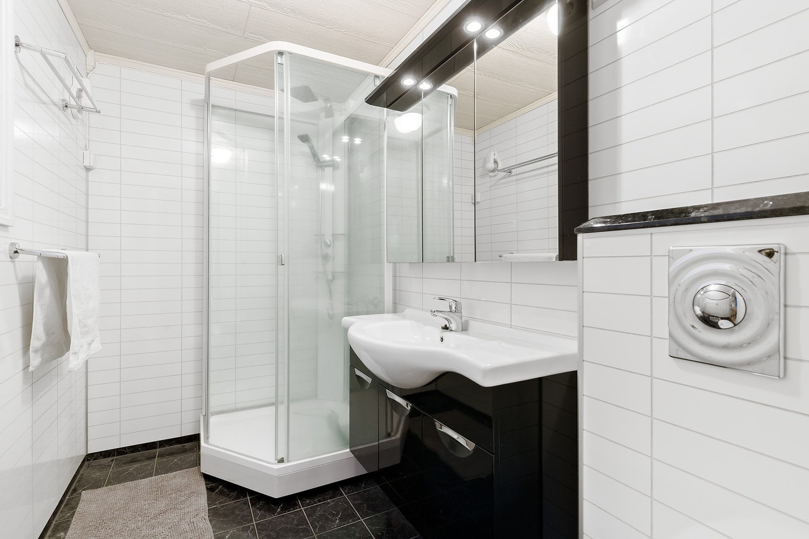 Innredet med dusjkabinett og veggfestet toalett Galleribilde