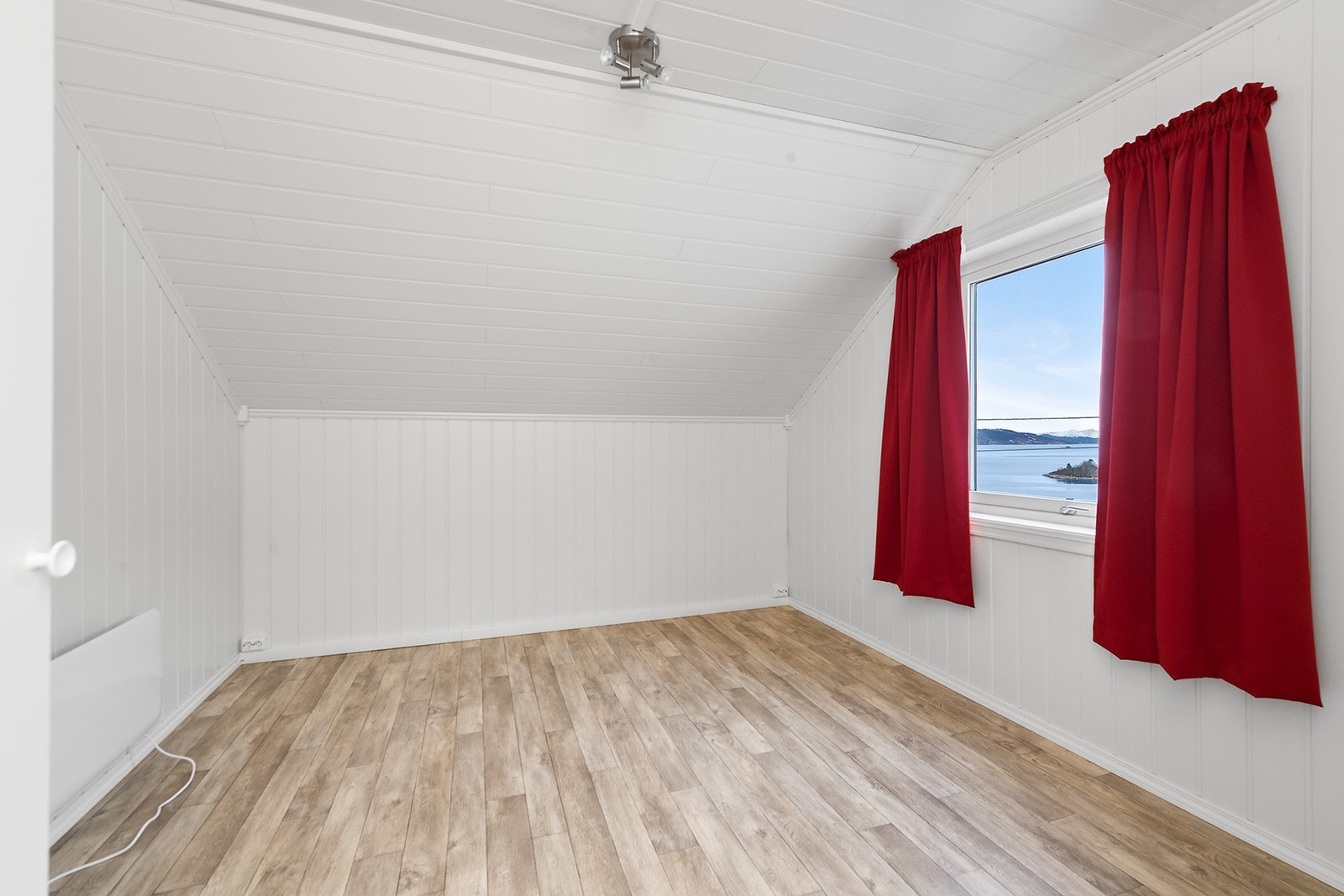 Hovedsoverommet pluss soverom nr. 2 har lyse overflater og nydelig utsikt. Galleribilde