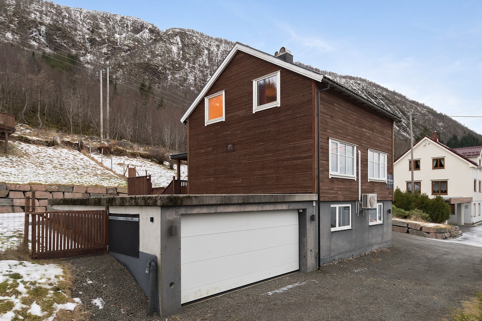 Gode muligheter for å utvidelse av boligen over garasjen, gitt offentlige godkjenninger. Garasjen har direkte inngang til boligen via kjelleren. Galleribilde