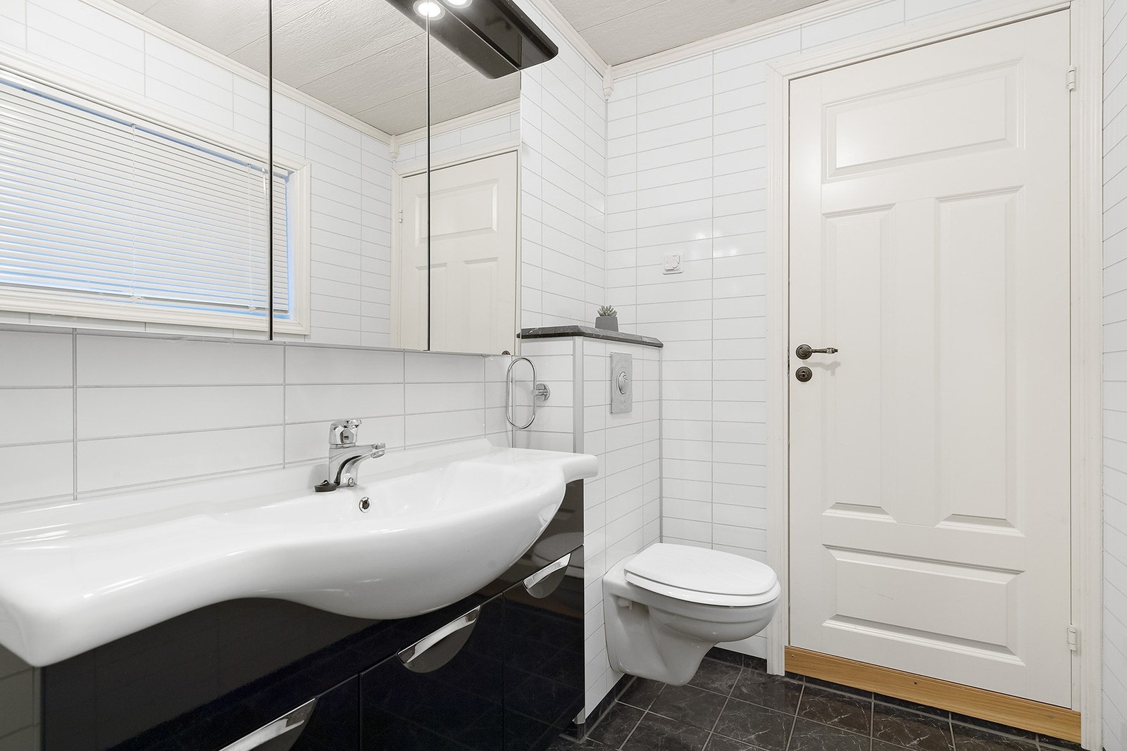 Bad i 1. etasje er renovert i ca 2010. Badet har fliser og gulvvarme. Galleribilde