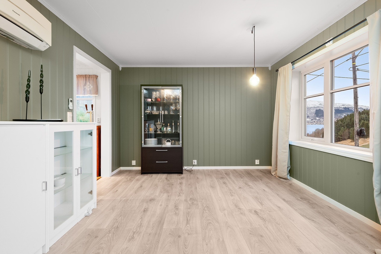 God plass til spisebord og innredning like ved kjøkkenet. Galleribilde