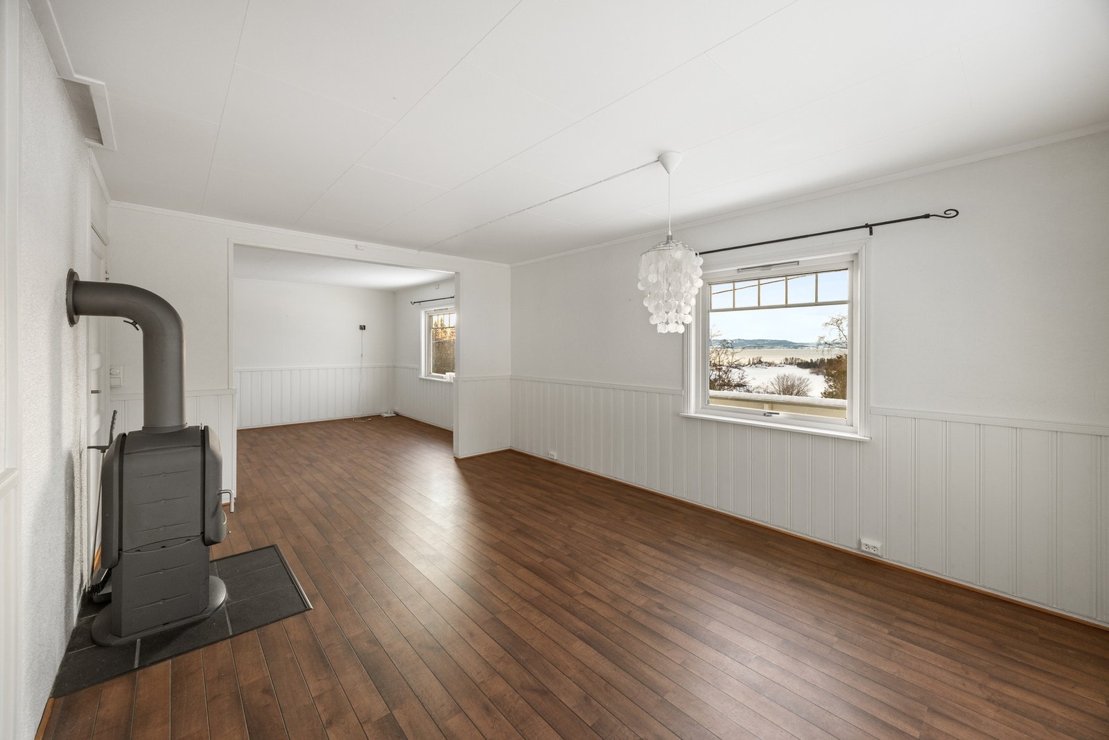 Lyse overflater og vindu som sikrer gode lysforhold Galleribilde