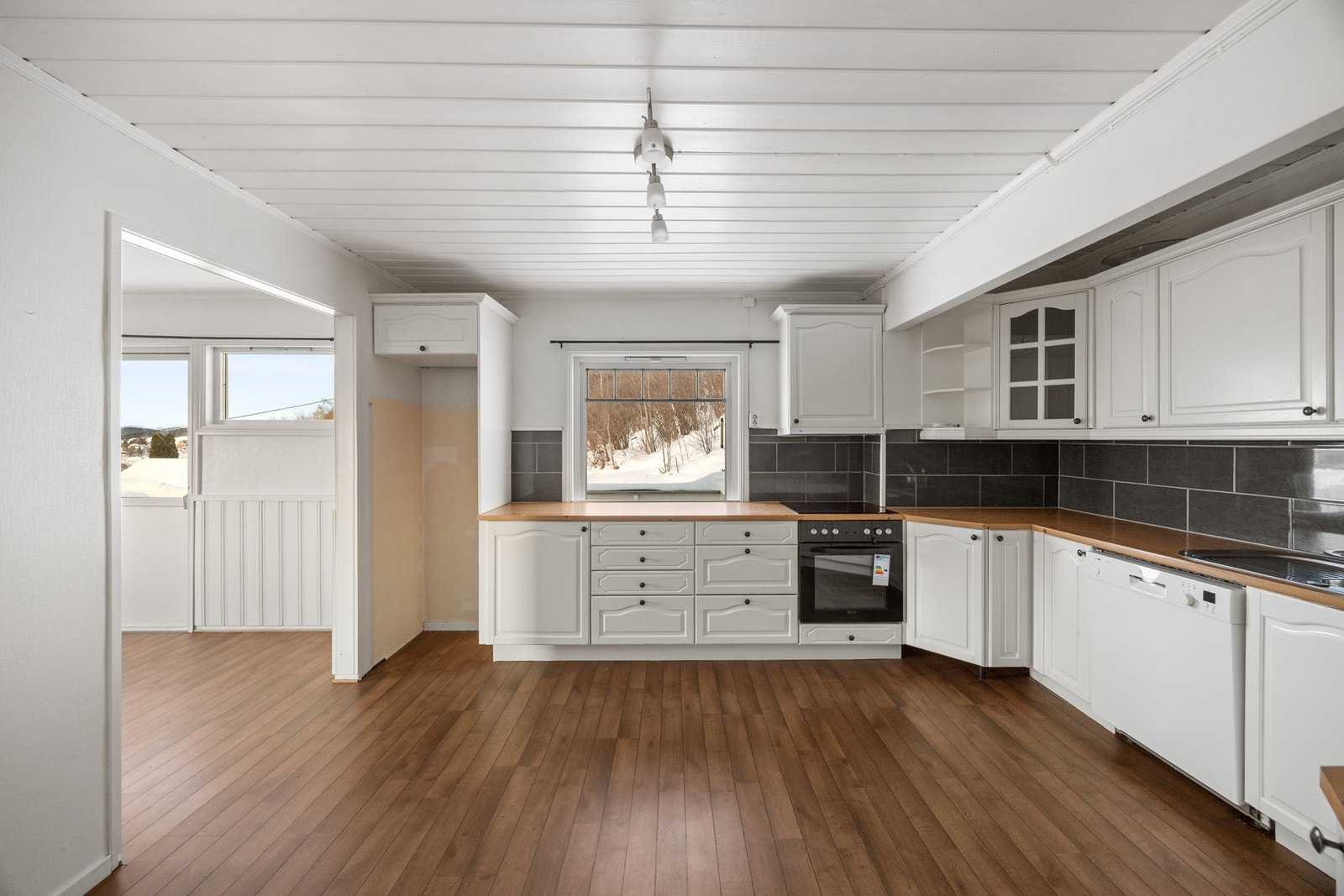 Kjøkken - ca 13,5 kvm. Pen innredning med integrert stekeovn og platetopp, samt avsatt plass for oppvaskmaskin Galleribilde