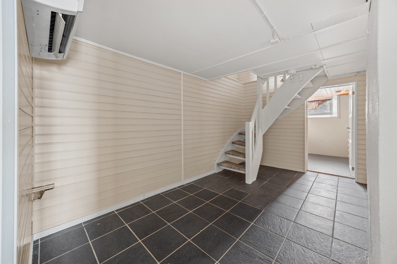 Bod omgjort til trapperom - ca 10,5 kvm. Det foreligger ingen søknad om bruksendring og kjøper overtar risiko for dette. Galleribilde