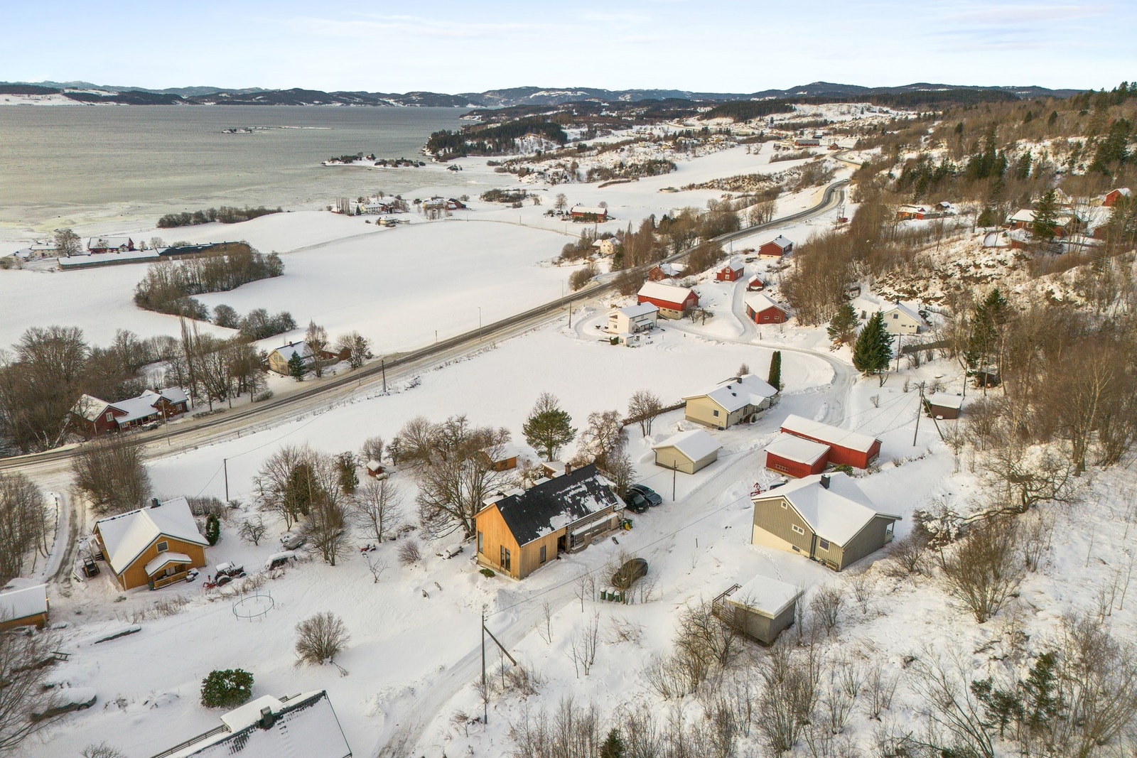 Ca. 2,5 km og 5 min i bil til Straumen på Inderøy med sentrumsfasiliteter som skoler, barnehage, idrettsanlegg, turområder, butikker mm. Galleribilde