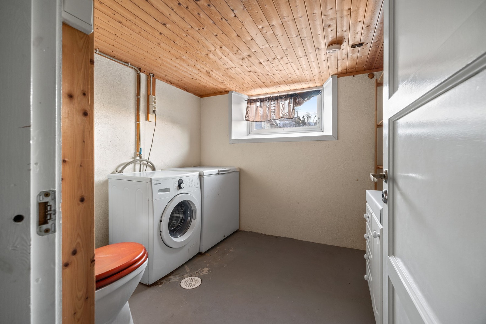 Matbod omgjort til vaskerom - 6 kvm. Det foreligger ingen søknad om bruksendring og kjøper overtar risiko for dette. Galleribilde