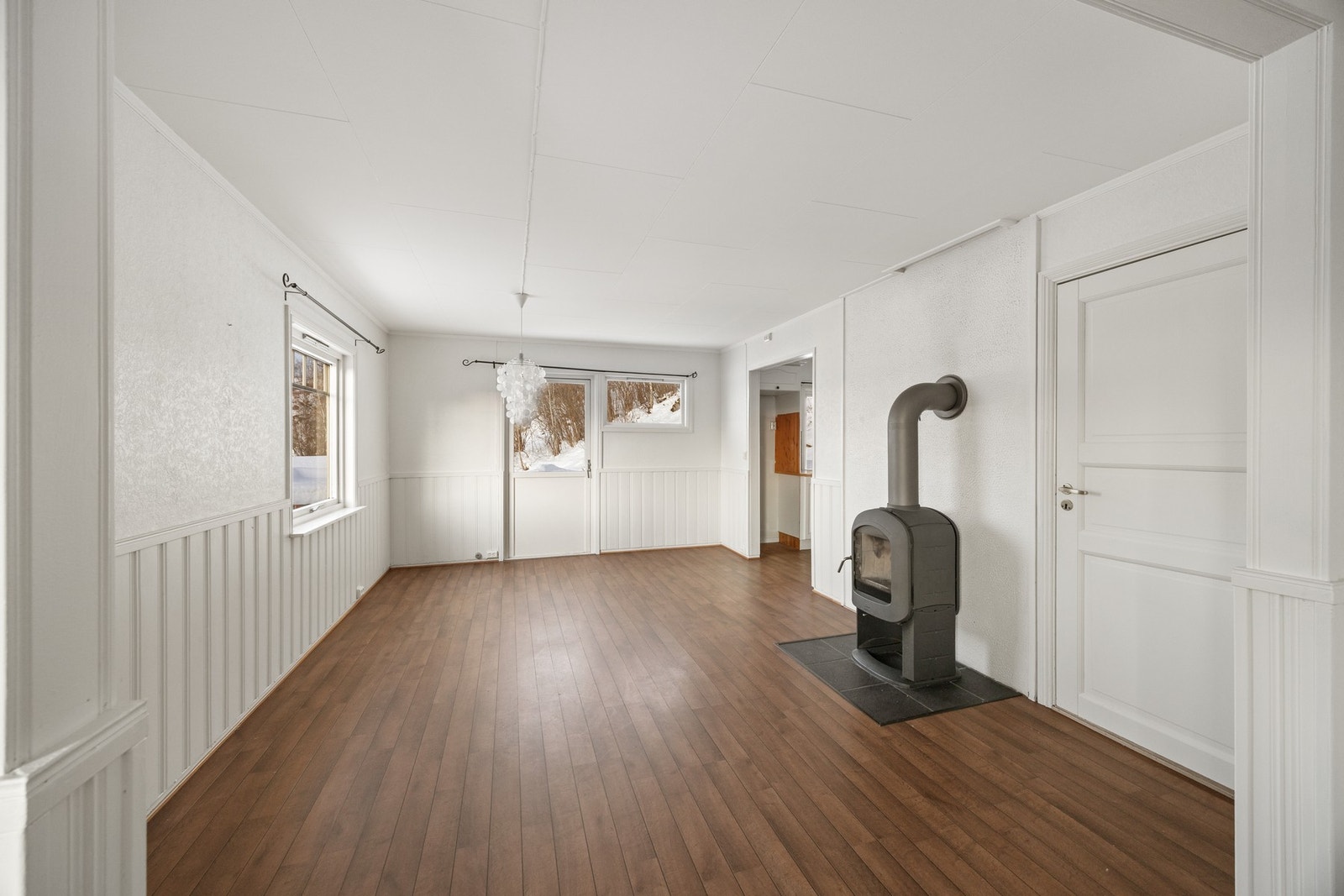 Boligen har oppvarming fra vedfyring, elektrisitet og varmepumpe Galleribilde