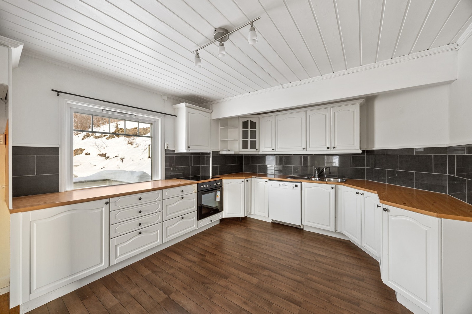 Generøst med benk- og oppbevaringsplass Galleribilde