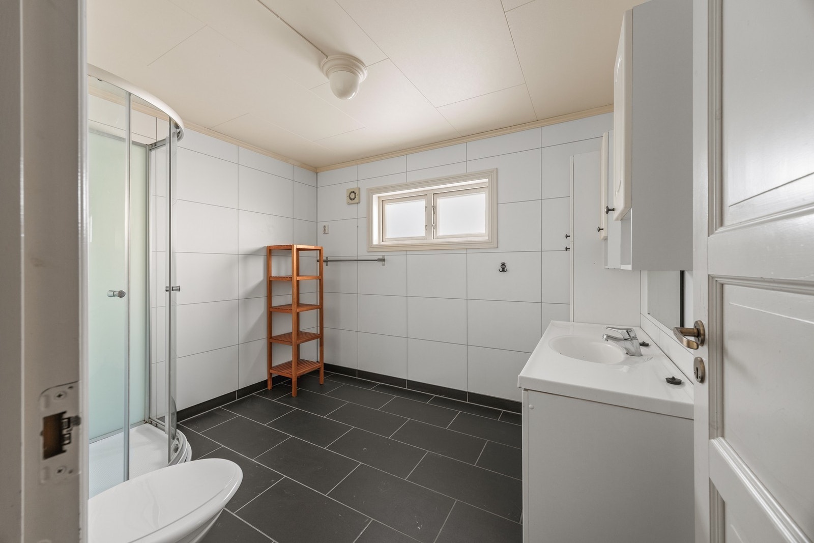 Bad/WC - ca 7,5 kvm. Flislagt gulv med varme. Galleribilde