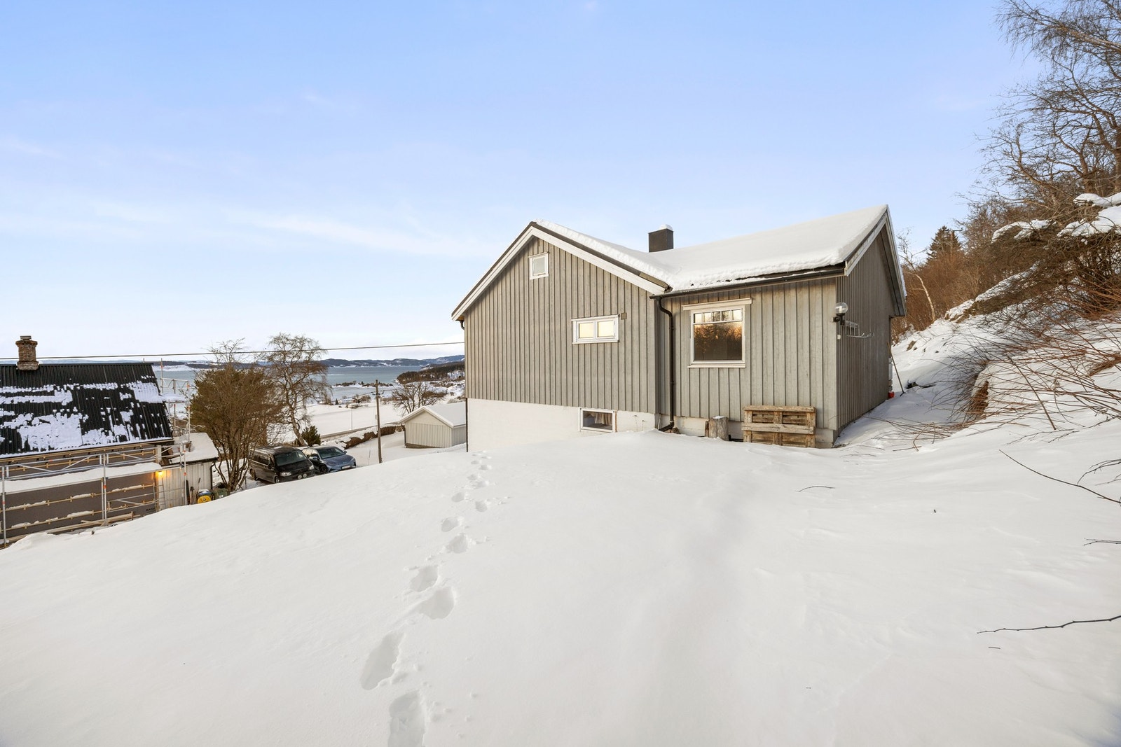 Nytt undertak og montert ny tekking over tilbygg i 2009. Galleribilde