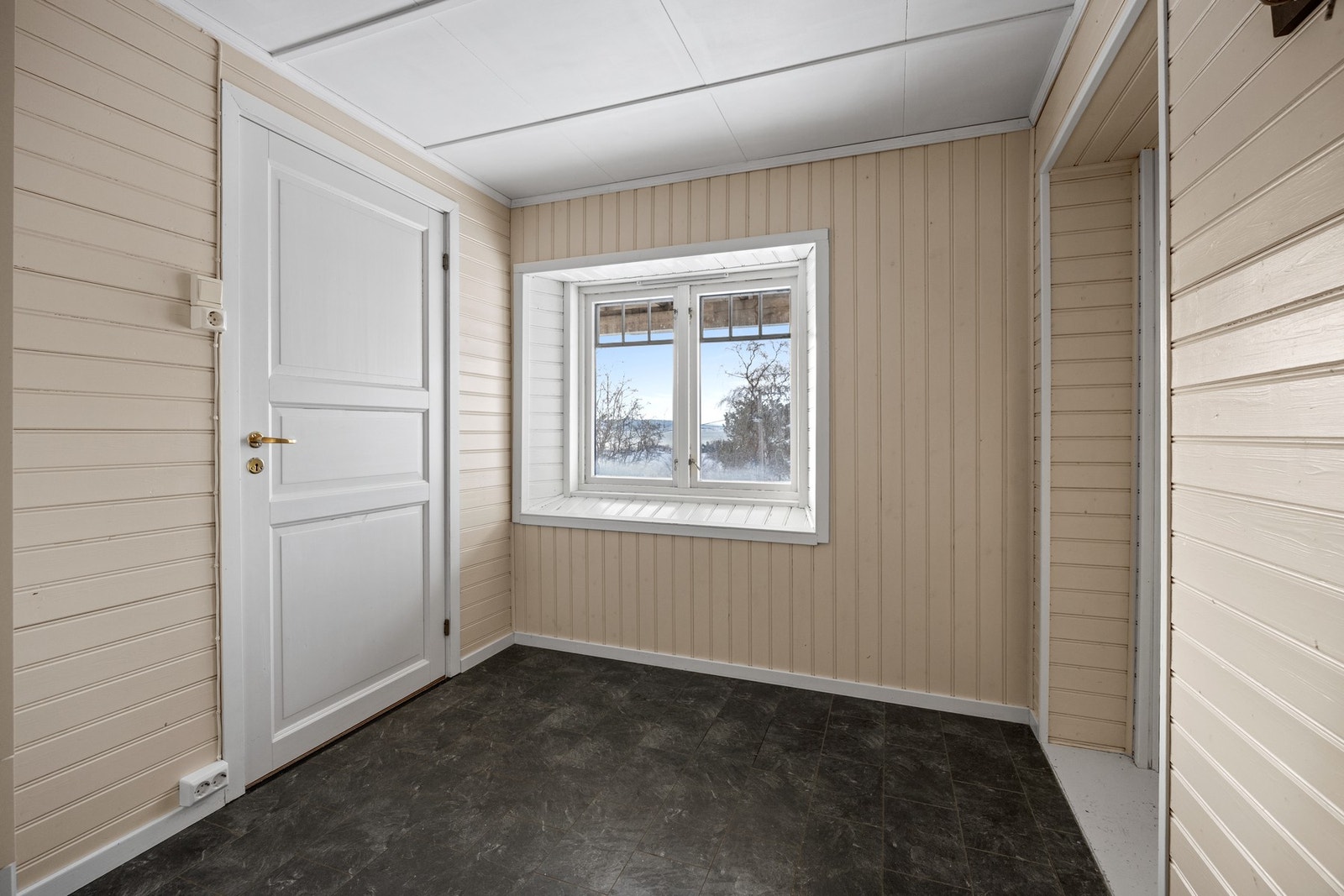 Gang i underetasje - 7 kvm. Dør til soverom og ytterdør. Galleribilde