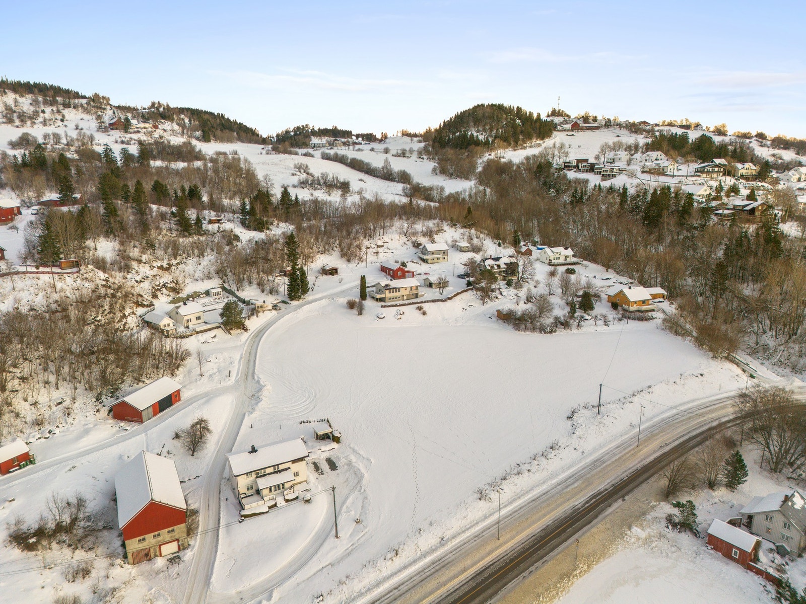 Her får du en sørvendt tomt med fantastisk utsikt over fjorden og kulturlandskapet, samt en skjermet beliggenhet som en av de innerste eiendommene i veien. Galleribilde
