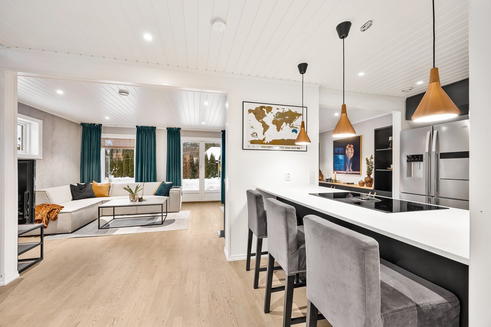 Luftig stue i kombinasjon med kjøkken og med utgang til terrasse. Galleribilde