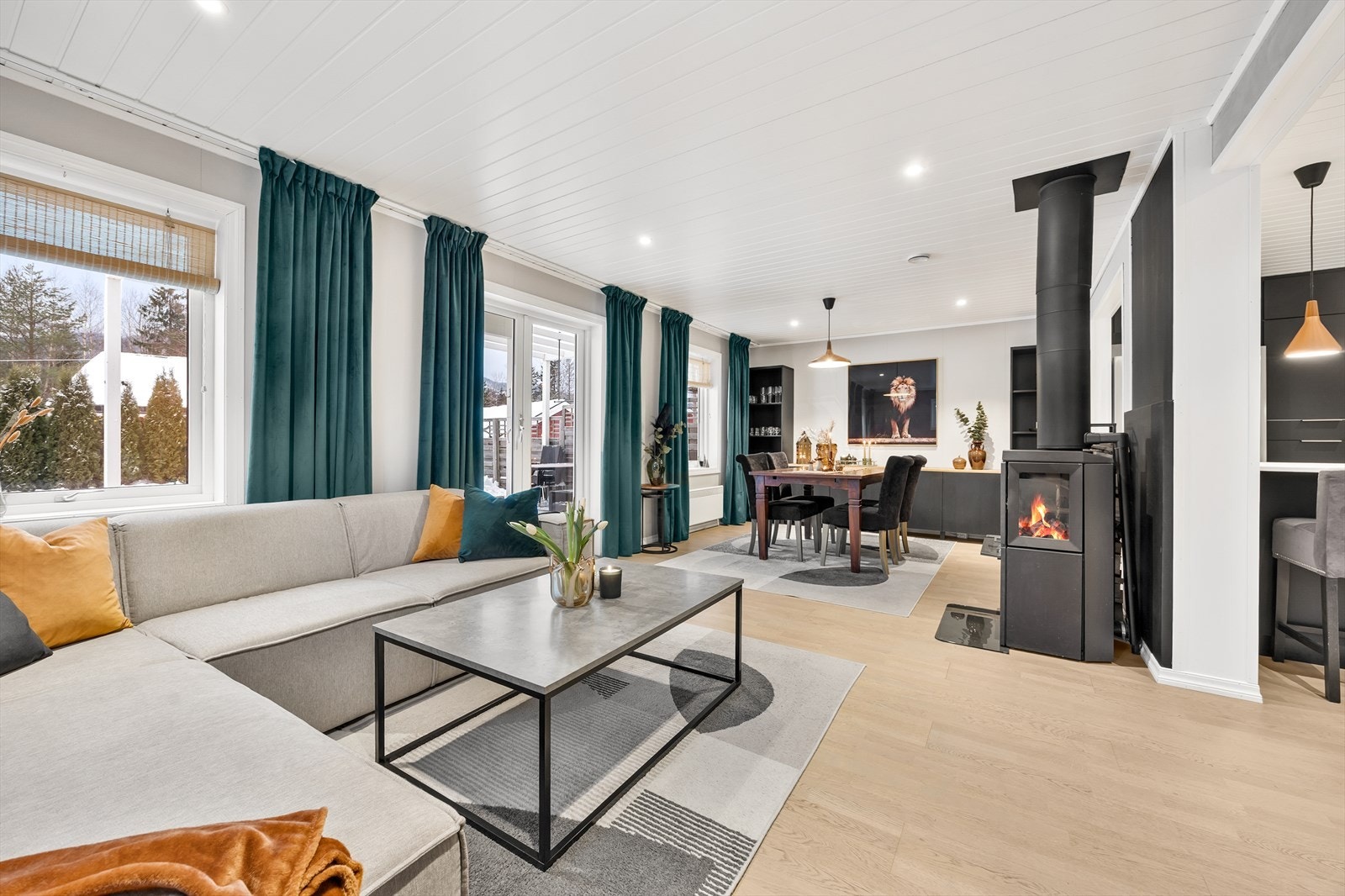 Overflatene er malt i tidløse nyanser og det er downlights i tak. Galleribilde