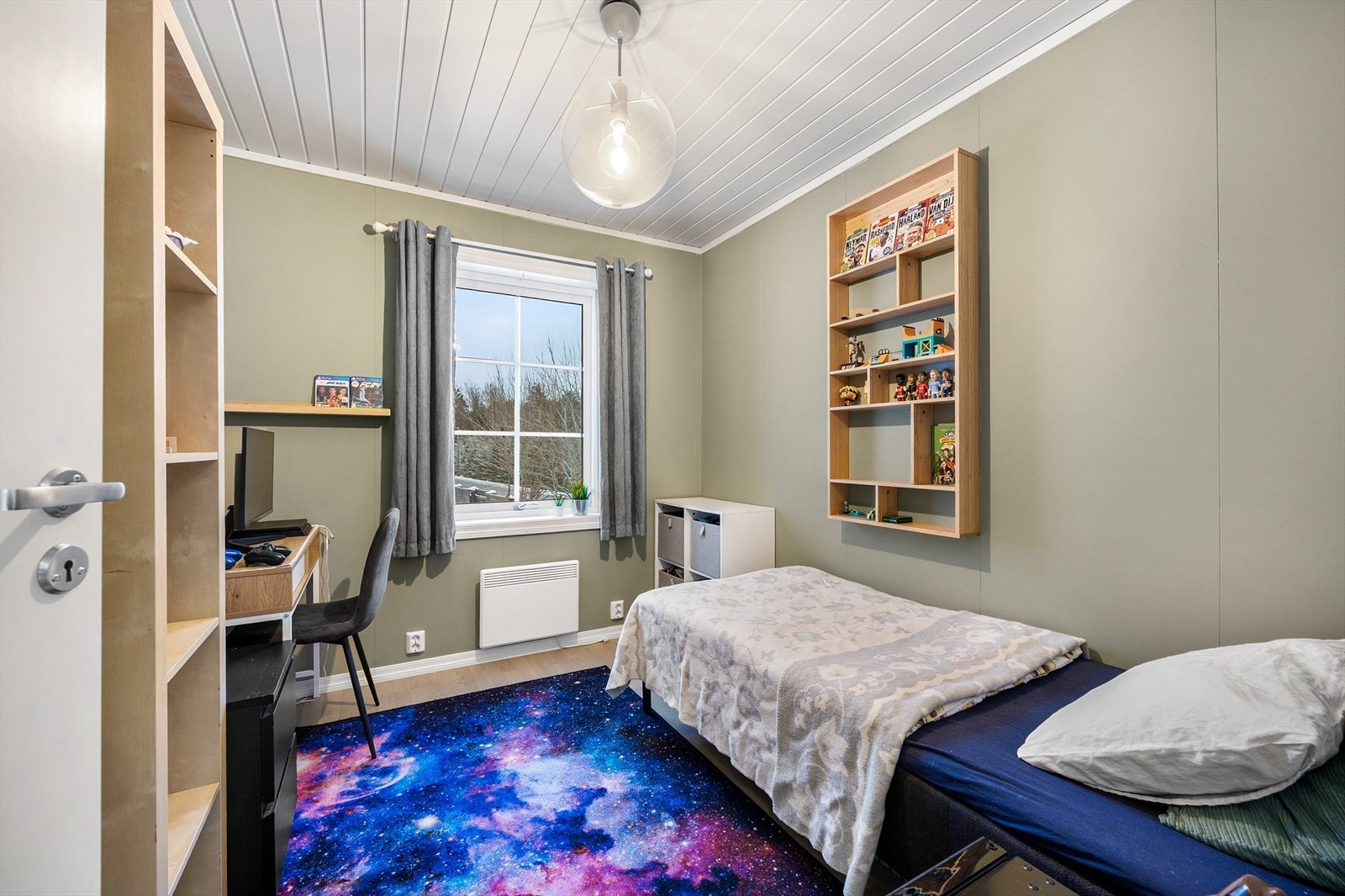 Det tredje soverommet er i grønnfarger med seng og god plass til oppbevaring. Galleribilde