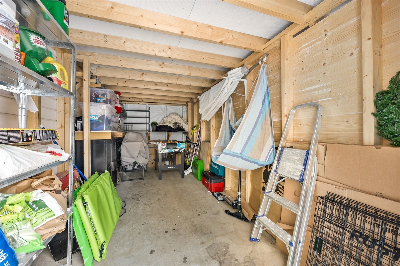 I bakkant av garasjen er det en praktisk bod og vedskål. Galleribilde