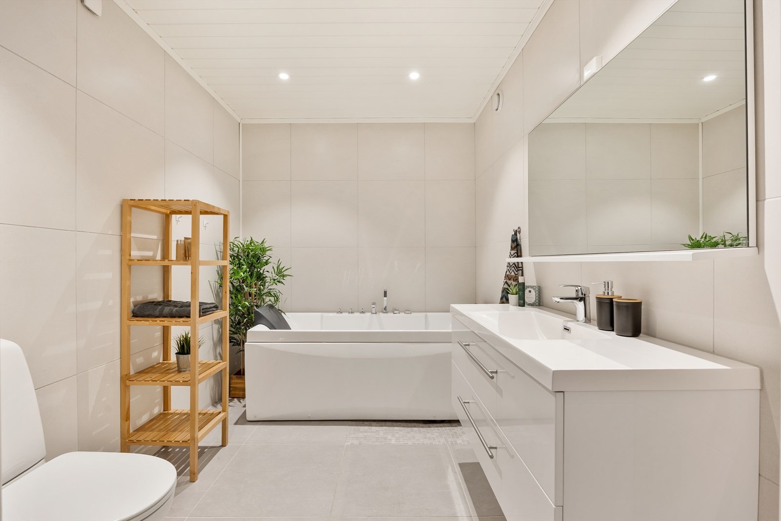 Delikat flislagt baderom med varmekabler i gulv. Galleribilde