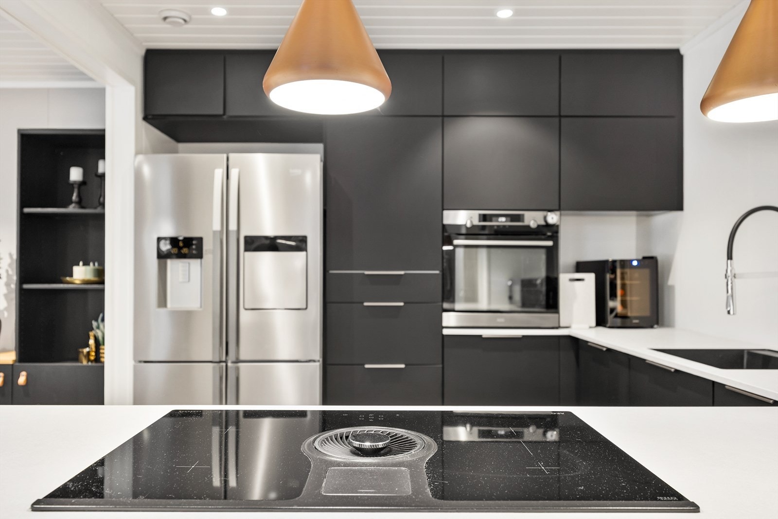 Integrerte hvitevarer som stekeovn, oppvaskmaskin og koketopp med innebygd ventilator. Galleribilde