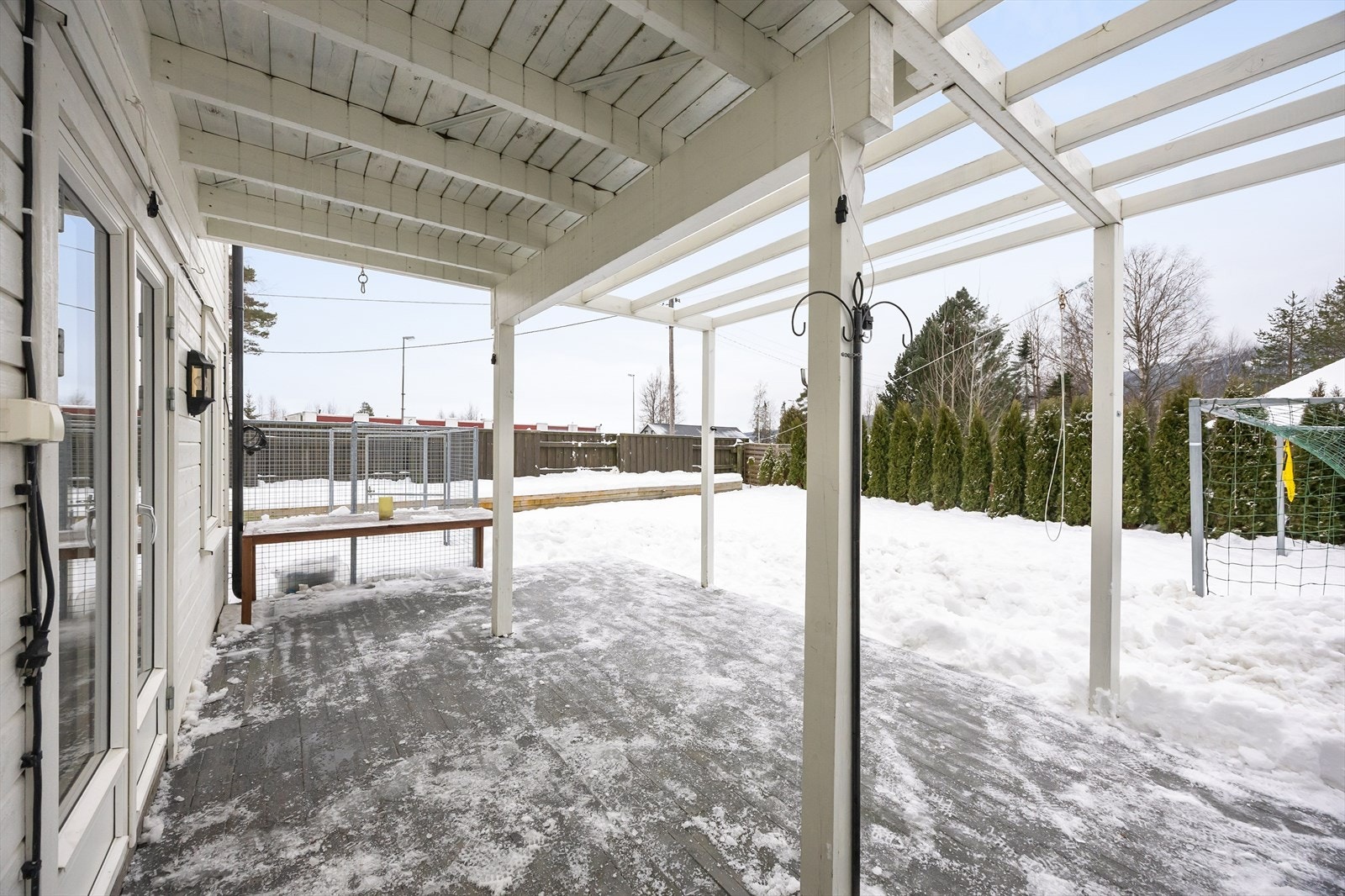 Terrassen har innfelte up-lights og direkte tilgang til hage. Galleribilde