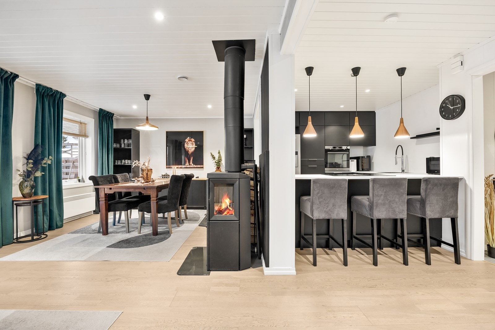 Boligen er presentert av Lars Christian Holm i EiendomsMegler 1. Galleribilde