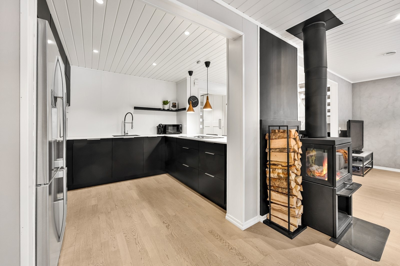 Lekkert og moderne kjøkken i praktisk utforming og med mye skap- og benkeplass. Galleribilde