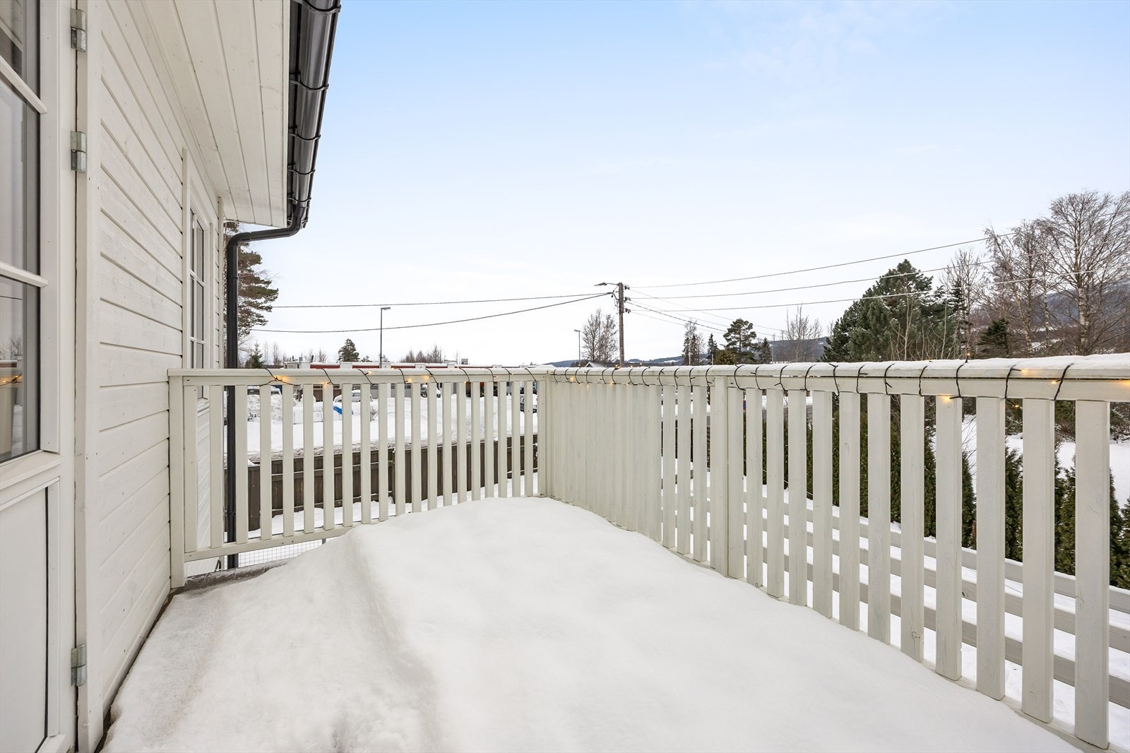 Balkong på 6 m² har utgang fra stuen i andre etasje. Galleribilde