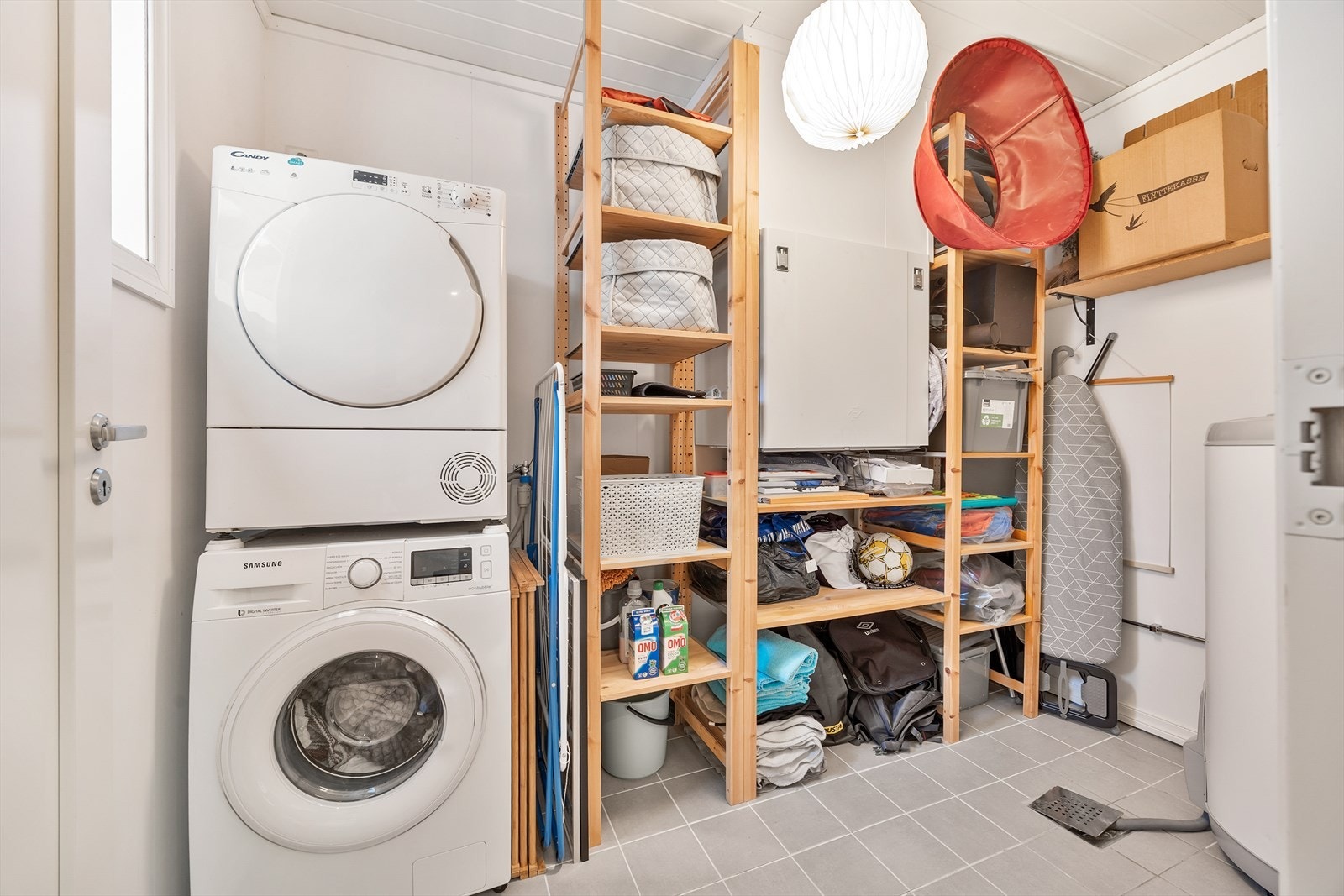 Rom med flere bruksmuligheter og i dag benyttet som både vaskerom og bod. Galleribilde