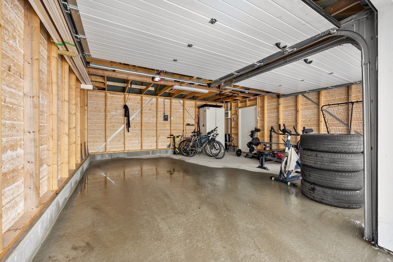 Garasjen har støpt betongdekke og god plass til både bil og oppbevaring. Galleribilde