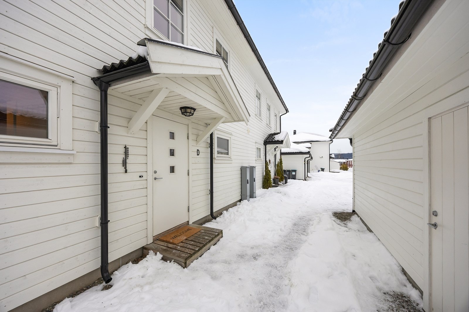 Inngangsparti med overbygg. Galleribilde