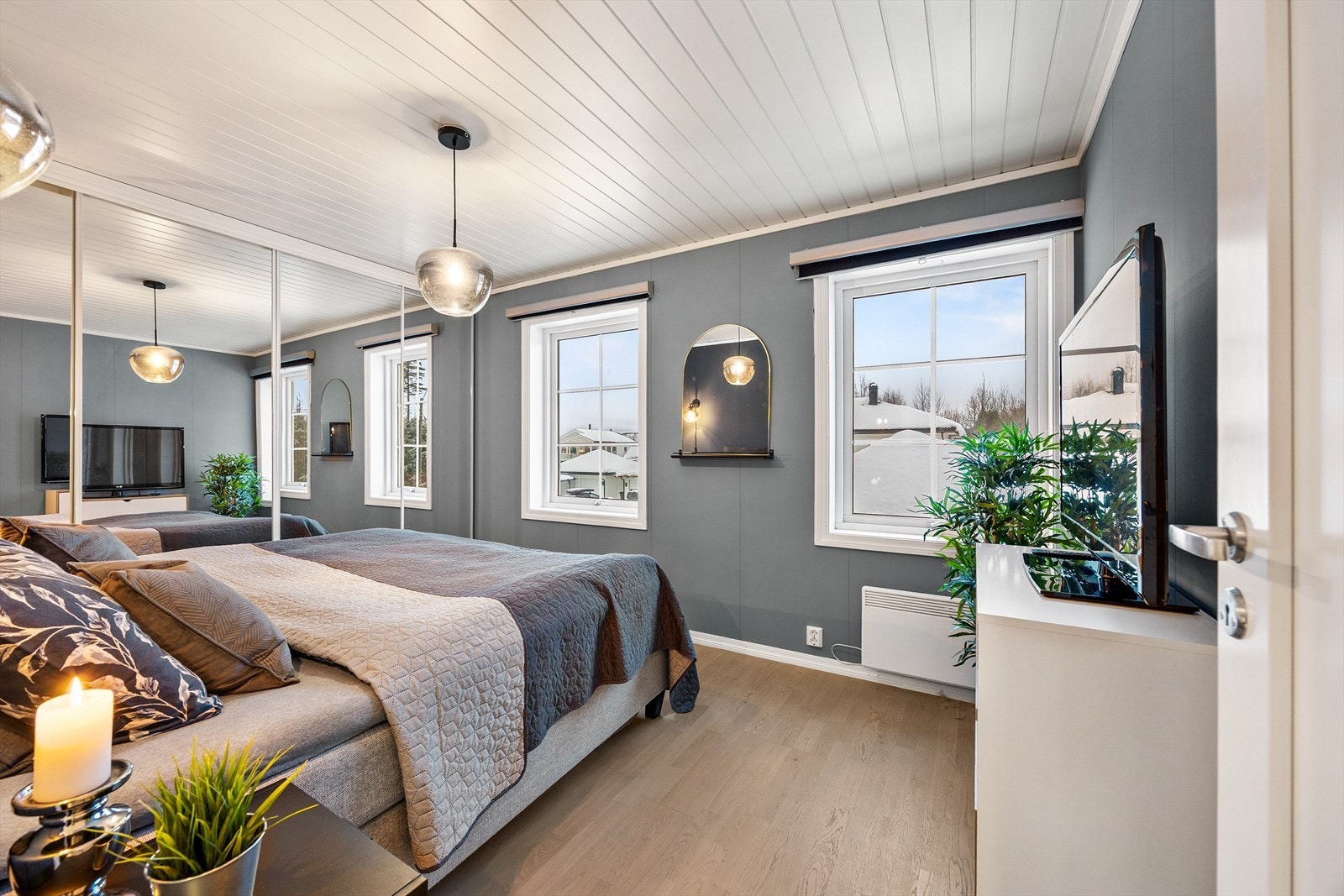 Hovedsoverommet er malt i en behagelig fargetone og framstår stort med plass til dobbeltseng. Galleribilde