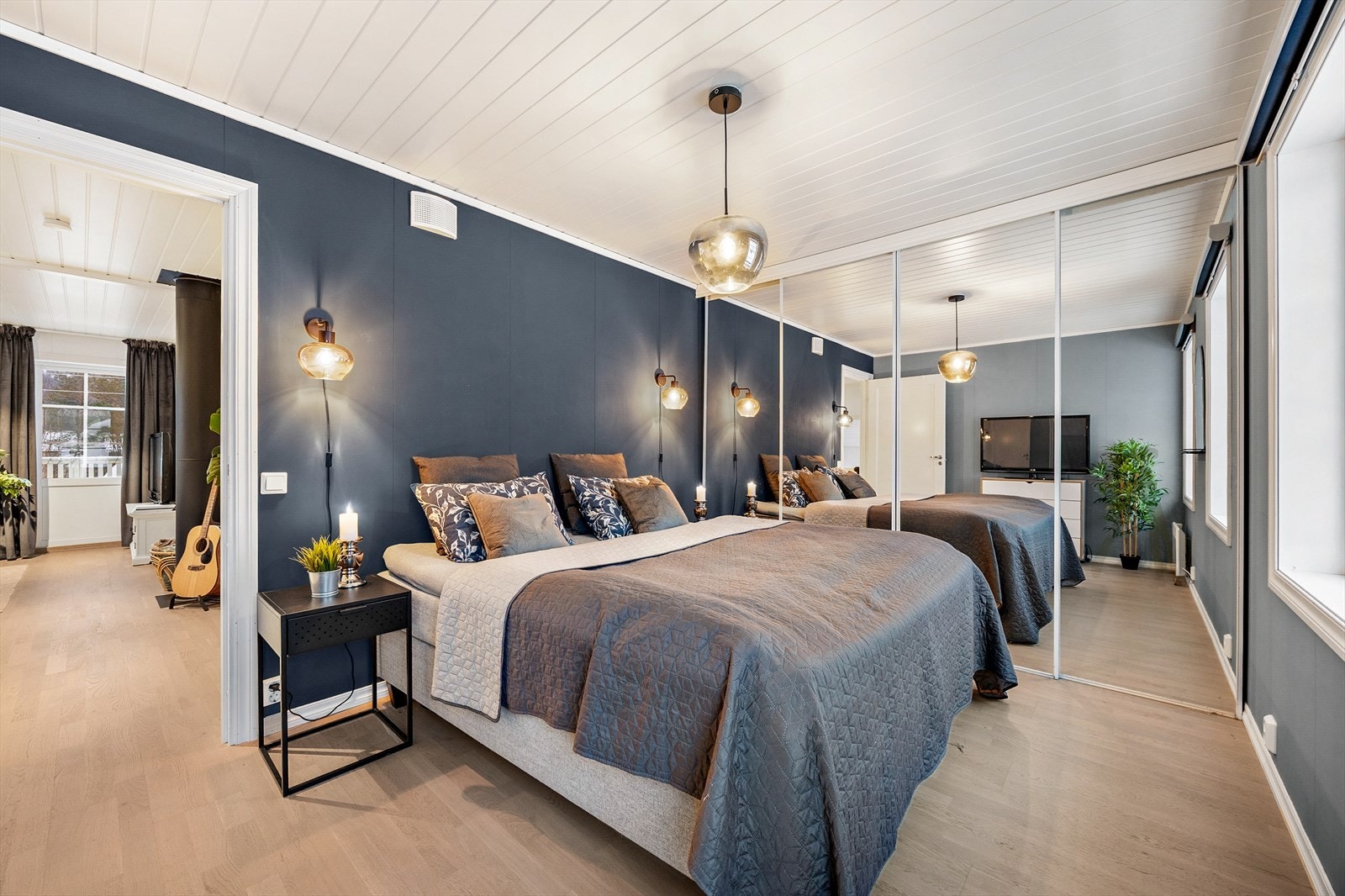 Tre soverom som alle framstår lyse med fine vindusflater. Galleribilde