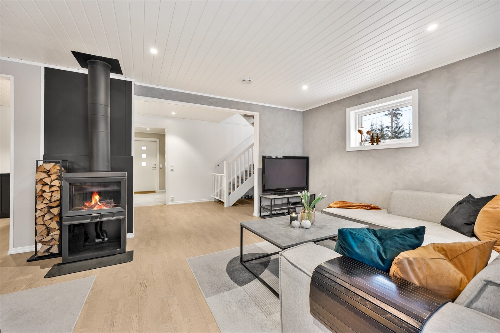 Vindusflatene sørger for rikelig med naturlig lys til rommet og peisovnen gir den varmen som trengs på kaldere dager. Galleribilde