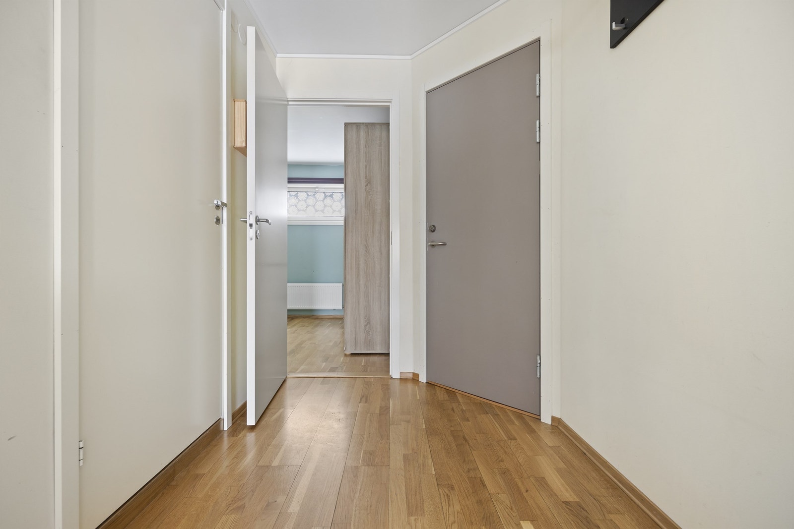 Fra entreen er det adkomst til leilighetens øvrige rom Galleribilde