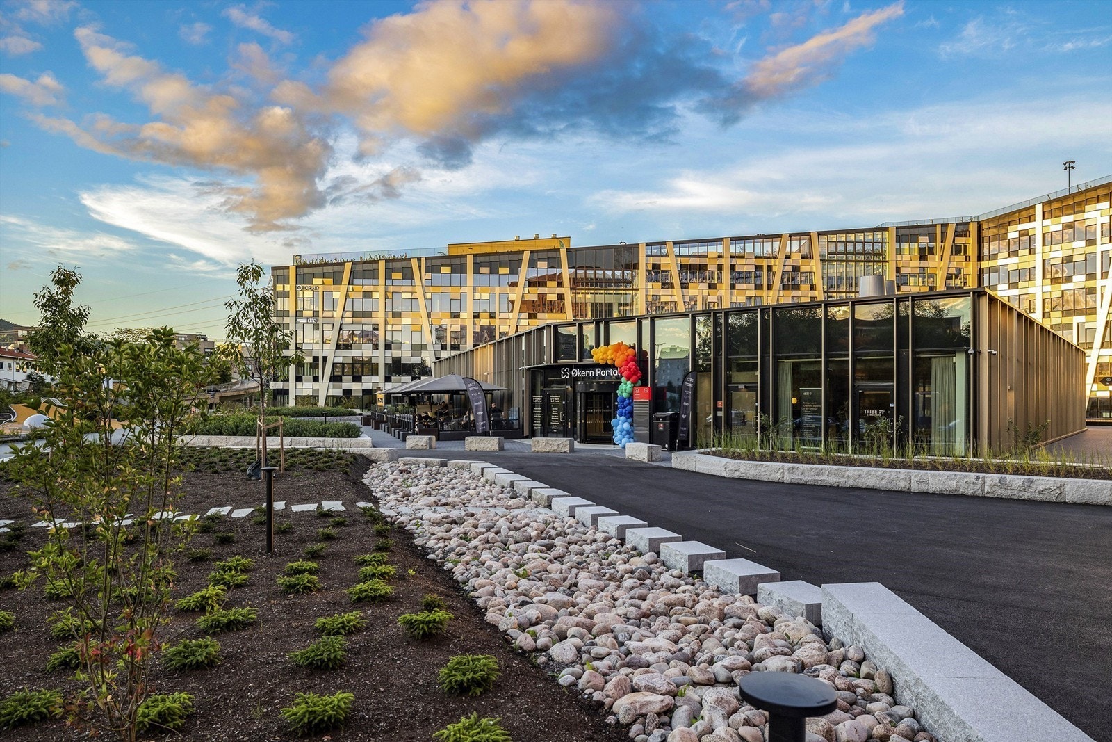 Økern Portal har sammen med Hasle Linie m.m. brakt mange nye arbeidsplasser til området. Her finnes også gode restauranter, lunsjsteder, takterrasse osv. for allmenheten Galleribilde