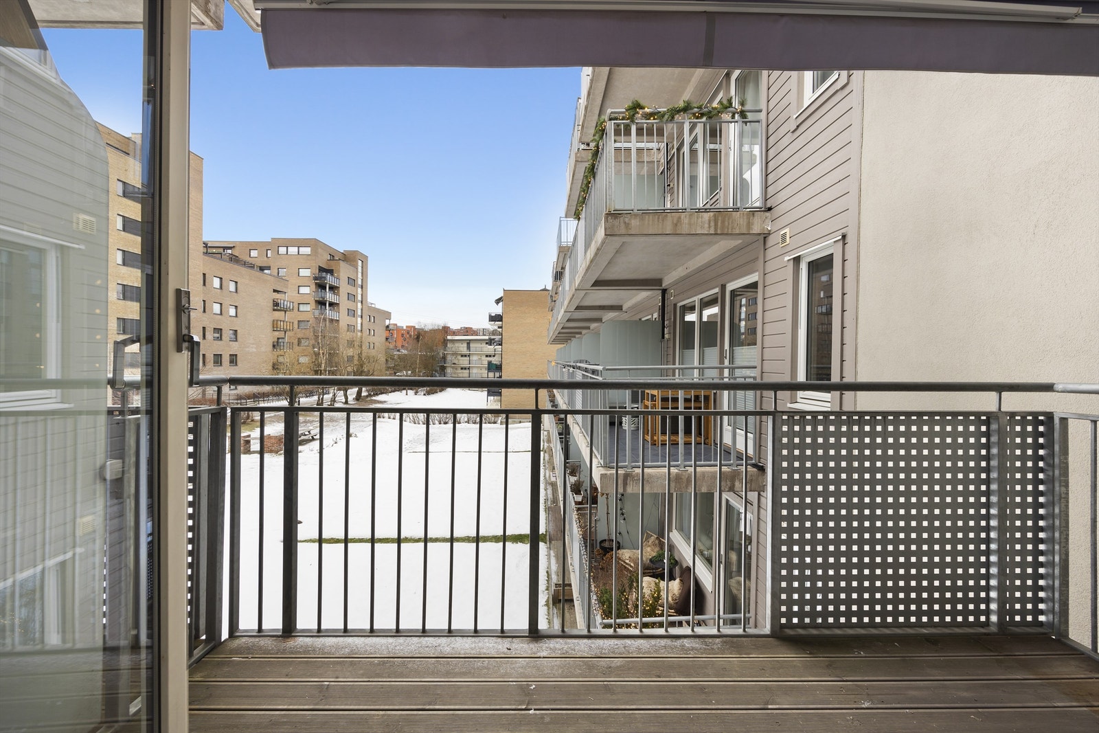 Solrik vestvendt balkong på 6 m² Galleribilde