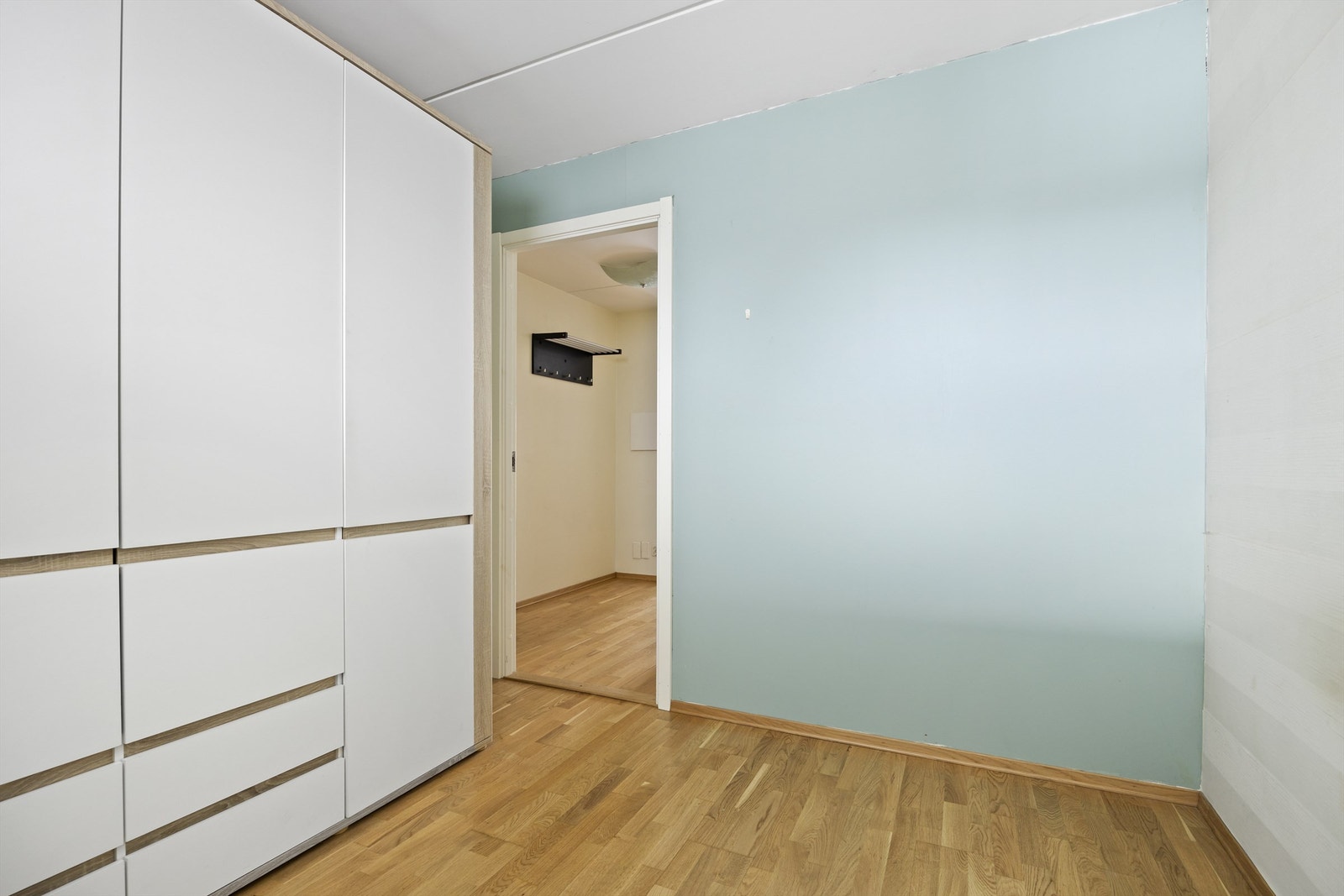 Hovedsoverom med plass til blant annet dobbeltseng og nattbord. Rikelig med plass til etablering av diverse garderobeløsninger til oppbevaring. Parkett på gulv. Galleribilde