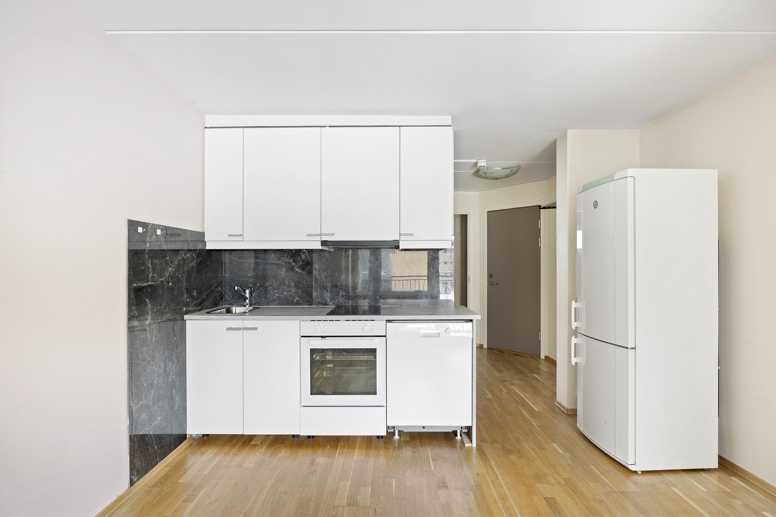 Kjøkken med oppvaskmaskin - alle hvitevarer medfølger Galleribilde