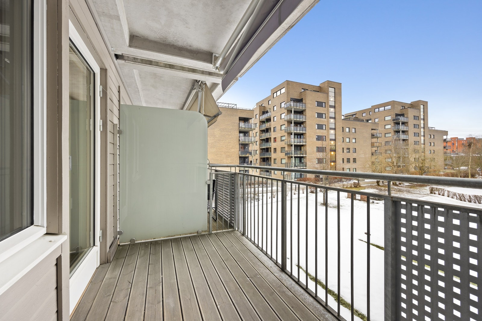 Balkongen er belagt med terrassebord og har rekkverk av metall. Balkongen er utstyrt med markise og stikkontakt. Galleribilde