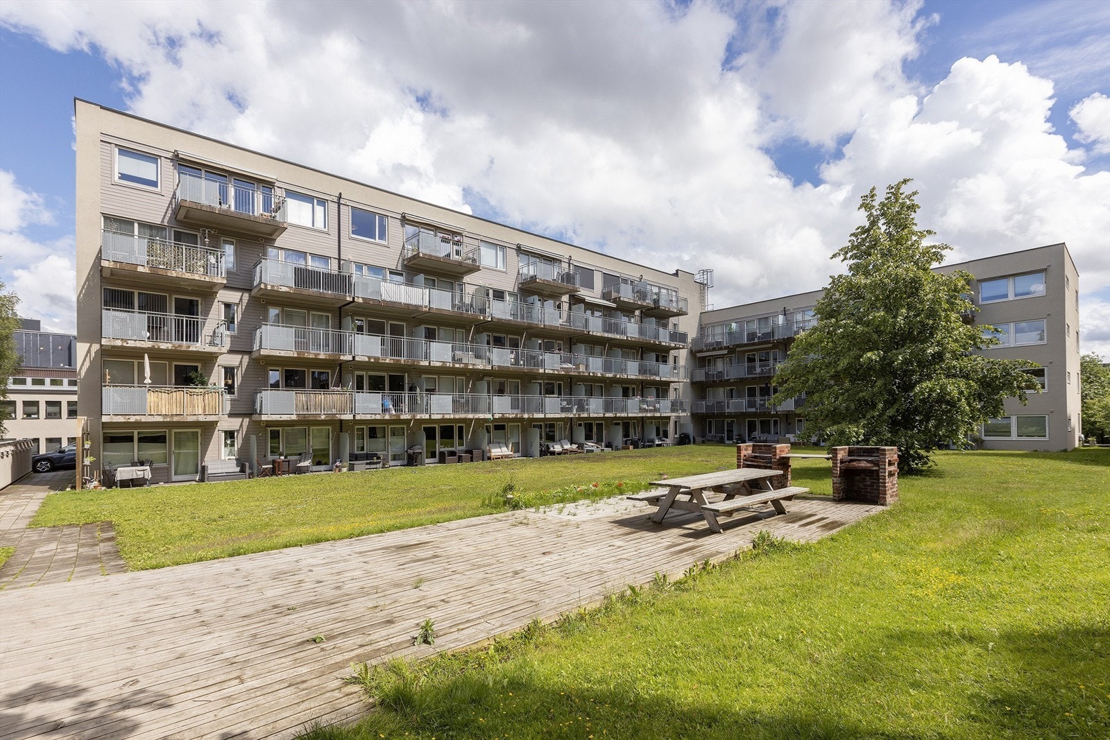 Spireaveien ligger mellom Løren og Økern. Kort vei til offentlig transport, kaféer, spisesteder, turområder mv. Galleribilde