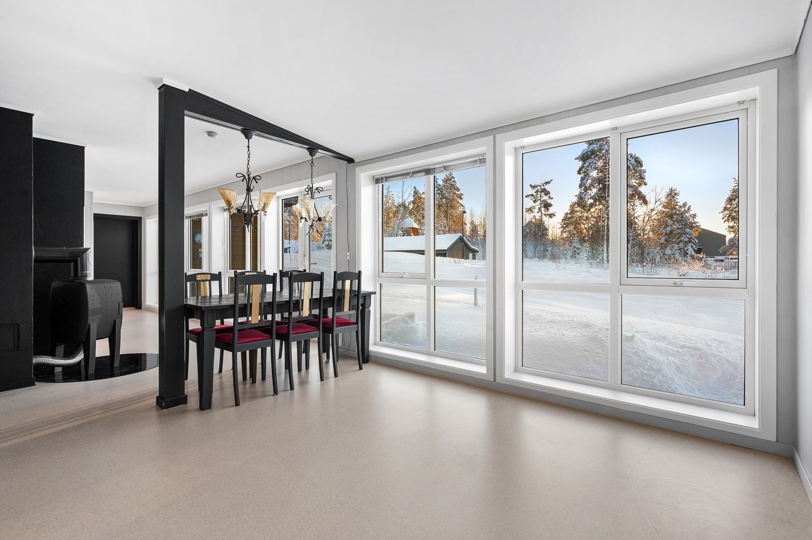 Store vinduer i stue/kjøkken slipper inn mye naturlig lys. Galleribilde