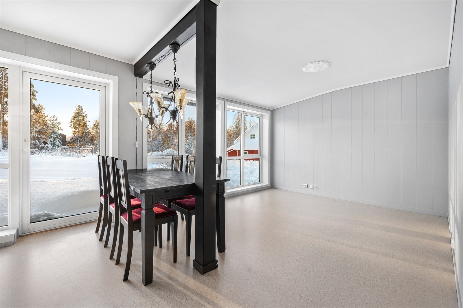 Fra stue er det utgang til platting hvor du kan nyte sommervarmen. Galleribilde