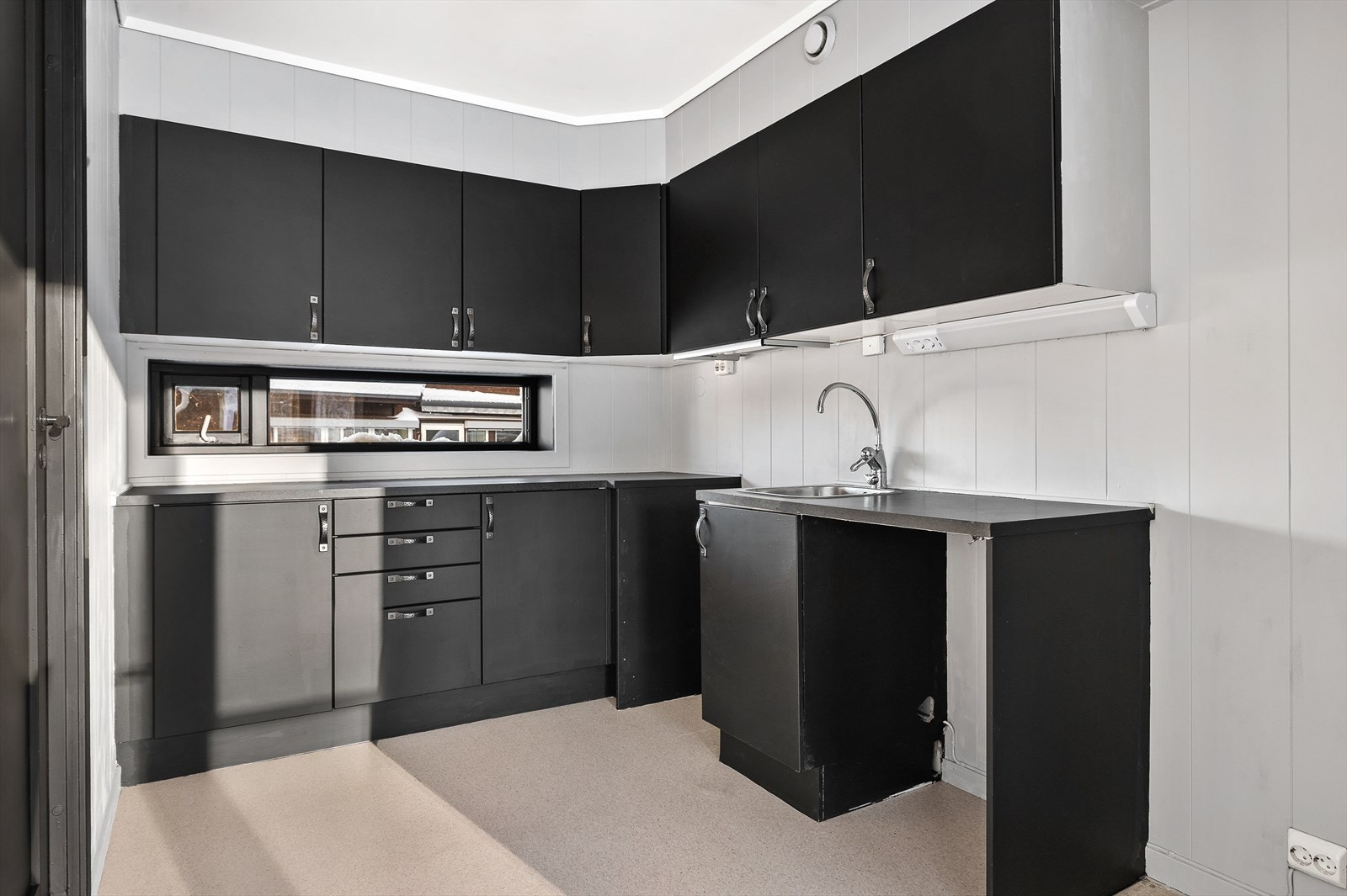 Kjøkken med mye skap- og benkeplass. Galleribilde