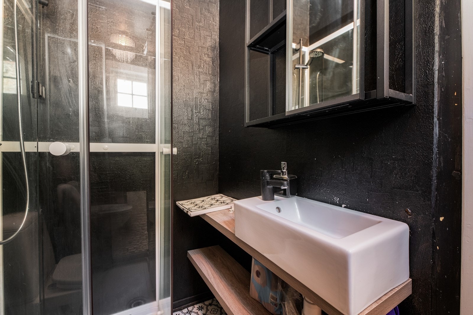 Overflater består av belegg på gulv med pålimt flis materiale, malte plater på vegg samt malte plater i himling. Galleribilde