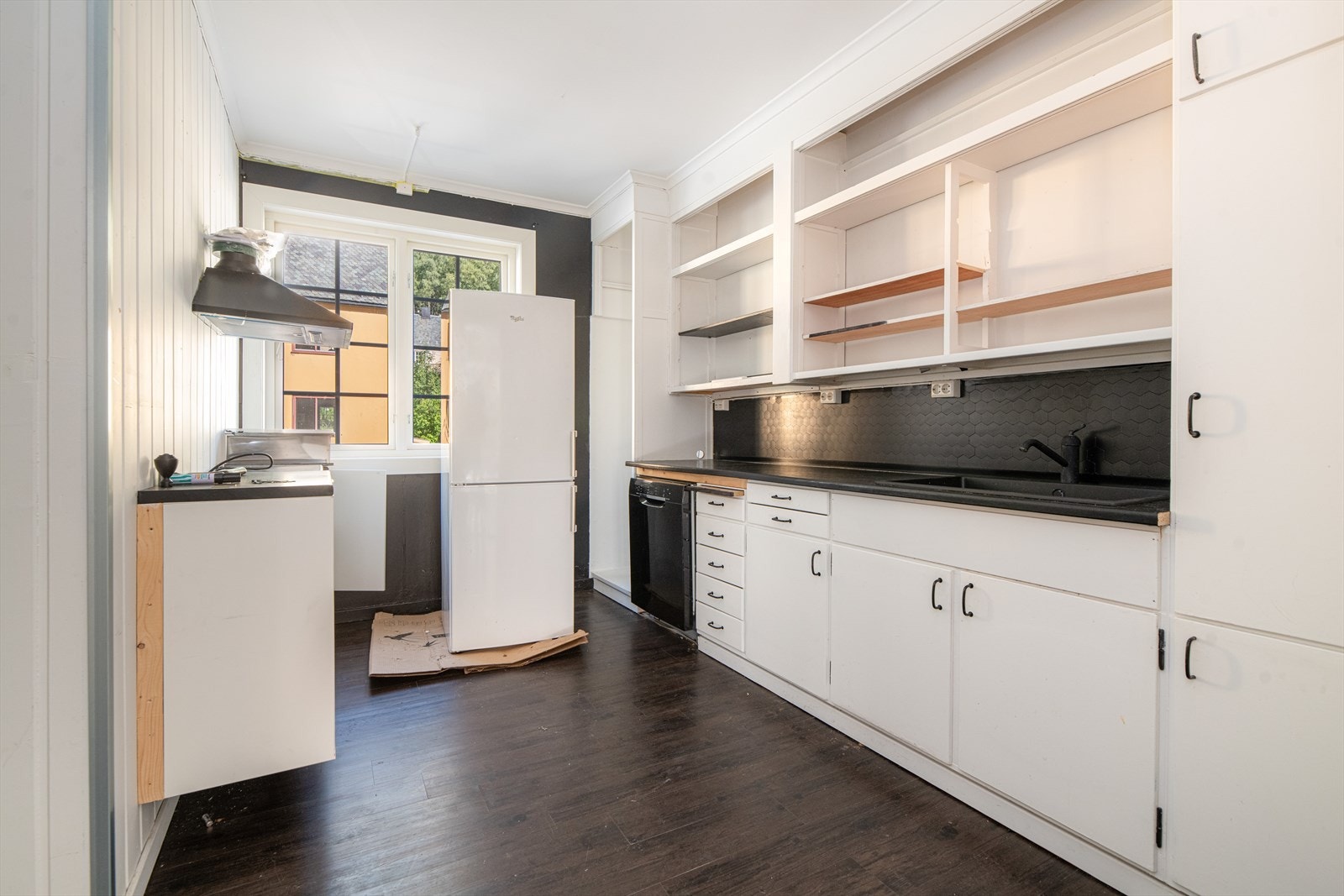 Lyst og hyggelig kjøkken som består av over- og underskap med slette fronter og laminert benkeplate med nedfelt vask. Galleribilde