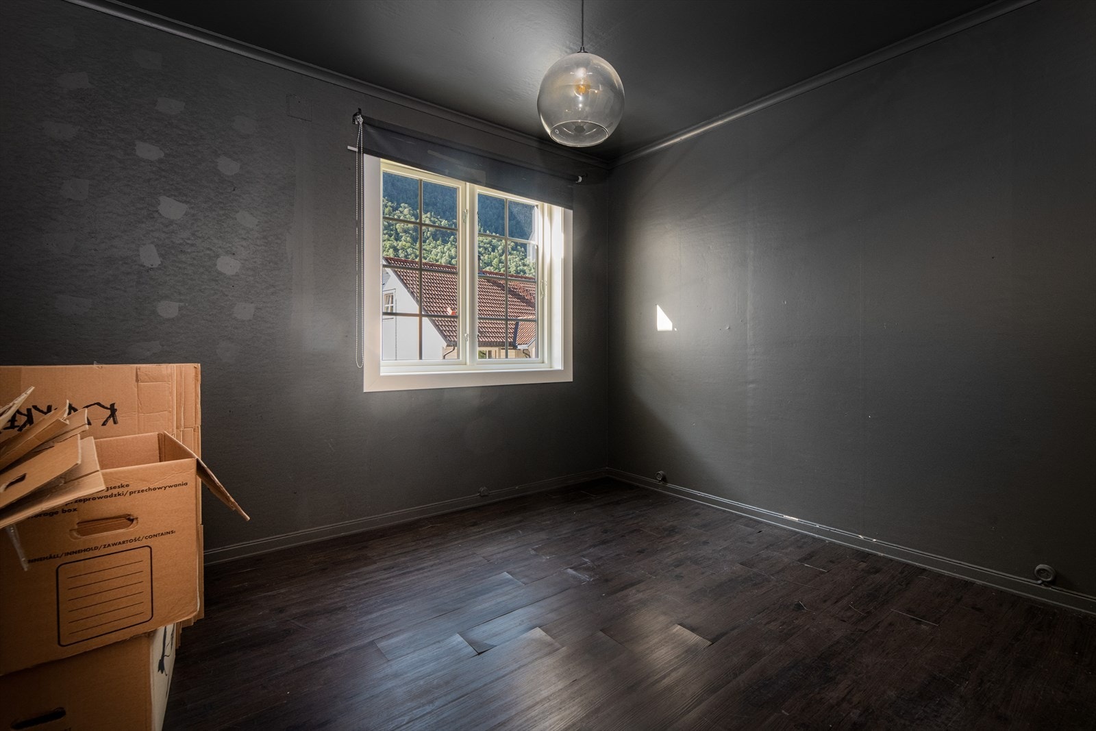 Overflater består av laminat på gulv, malte flater på vegg og malte plater i himling. Galleribilde