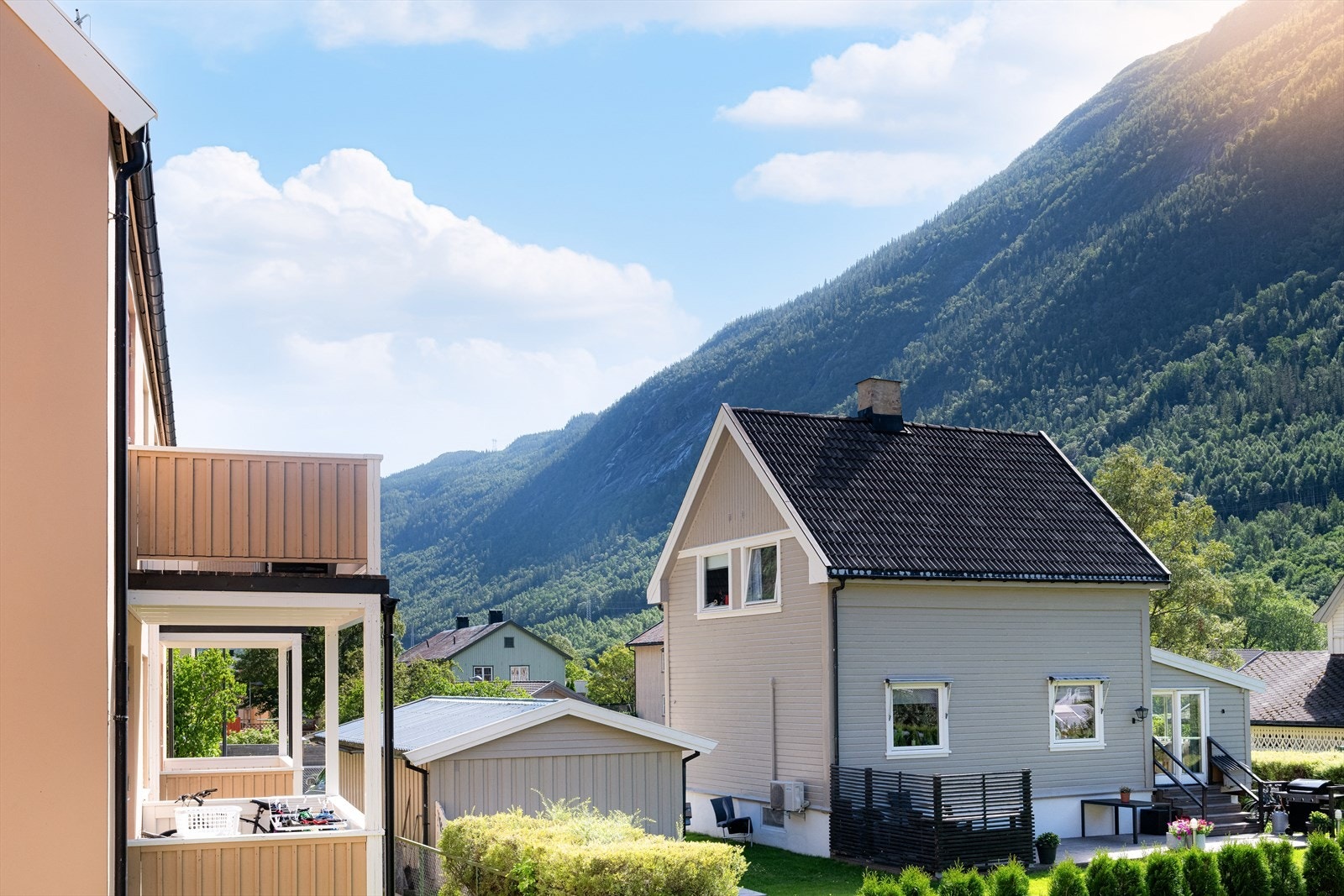 I regi av borettslaget er leiligheten oppgradert med ny balkongdør i 2007, samt ny balkong i 2022. Galleribilde