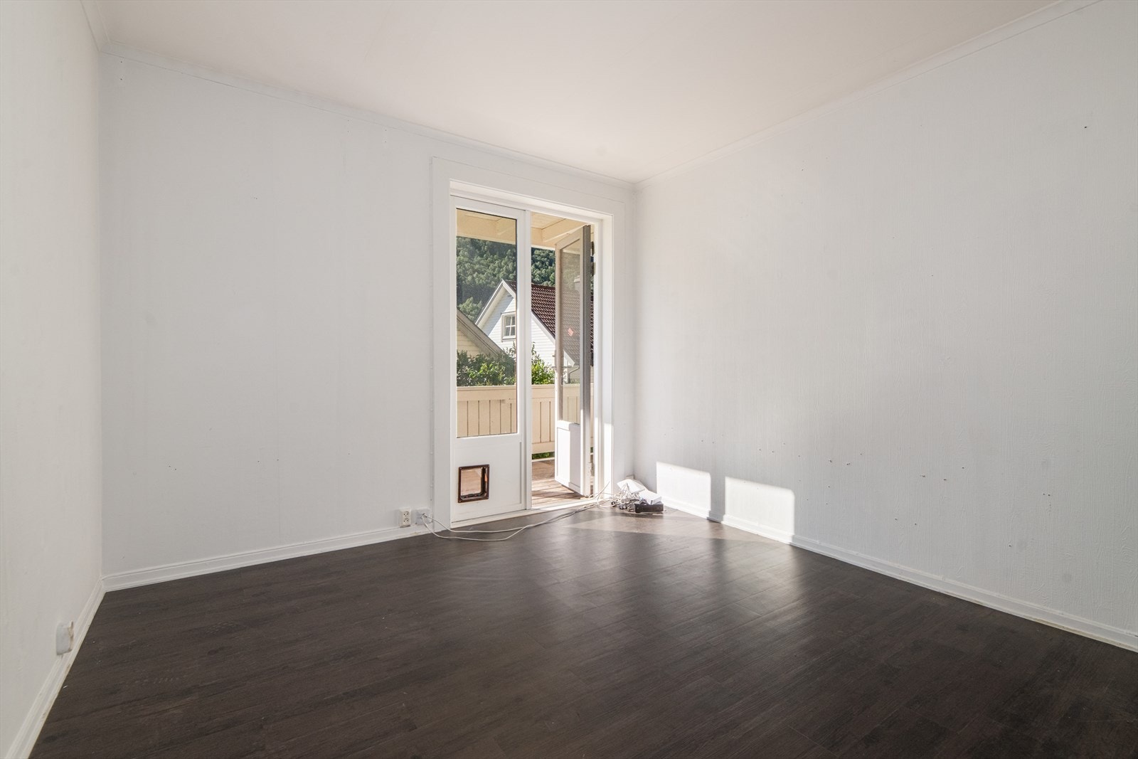 Fra stuen er det utgang til solrik balkong. Galleribilde