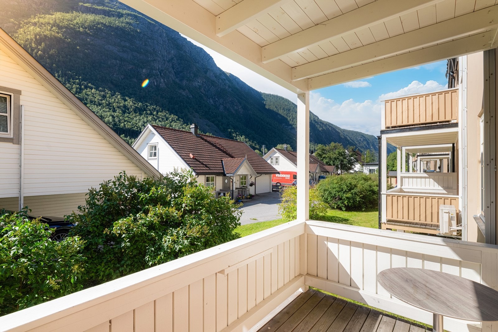 Trivelig balkong med fin plass til utemøblement. Galleribilde