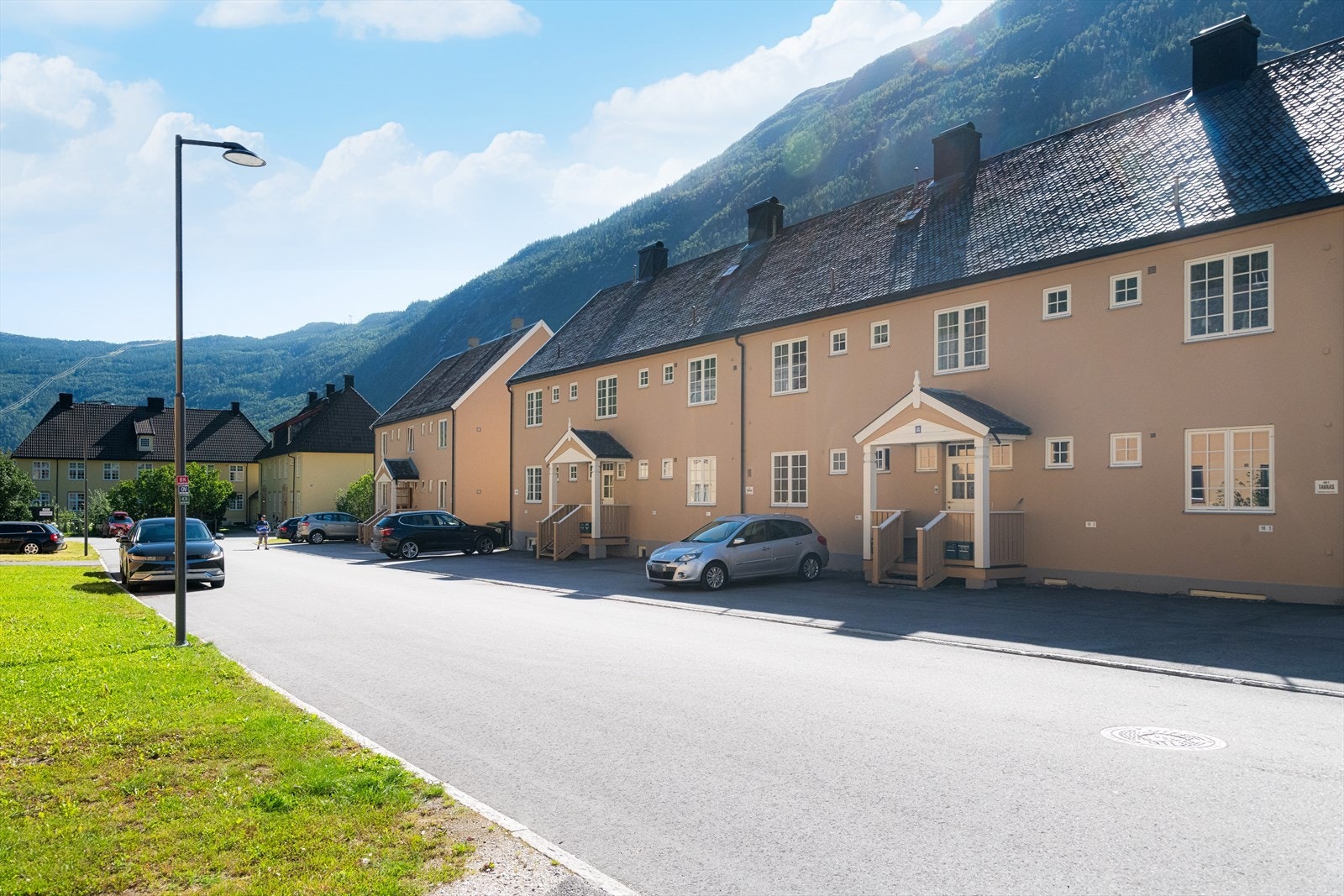 På fremsiden av boligen er det asfaltert parkering med biloppstillingsplasser. Galleribilde