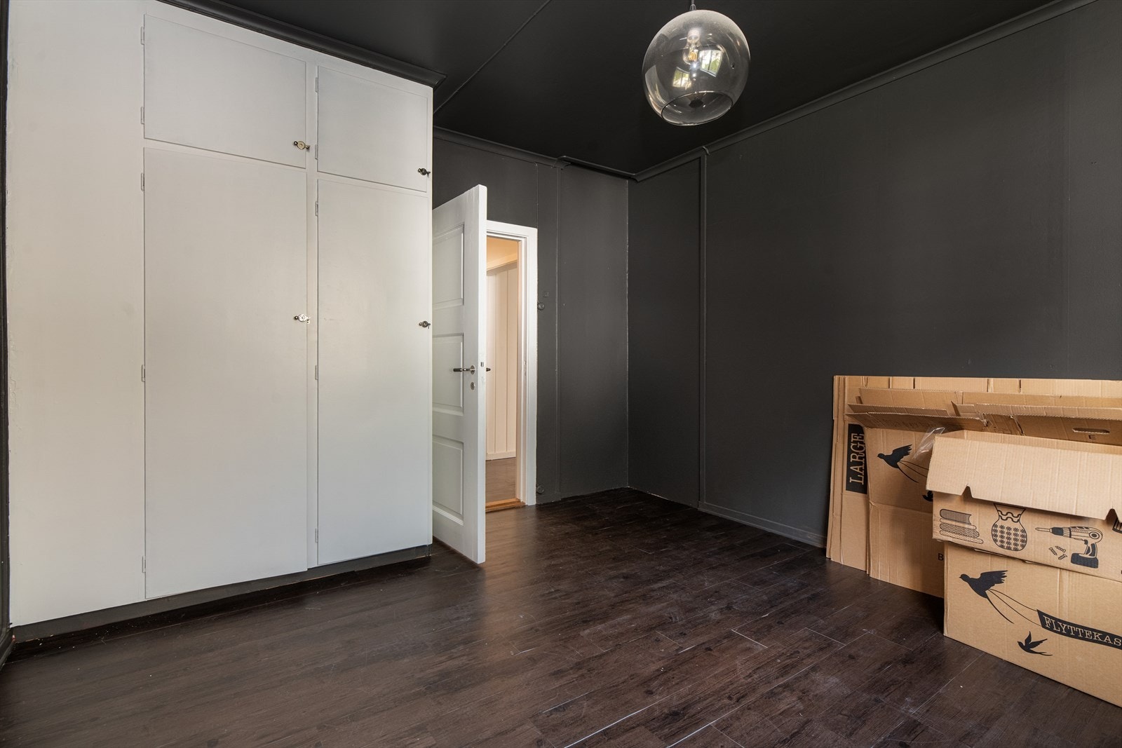 Romslig soverom med plassbygget garderobeskap som gir god oppbevaringsplass til klær samt fin plass til dobbeltseng. Galleribilde